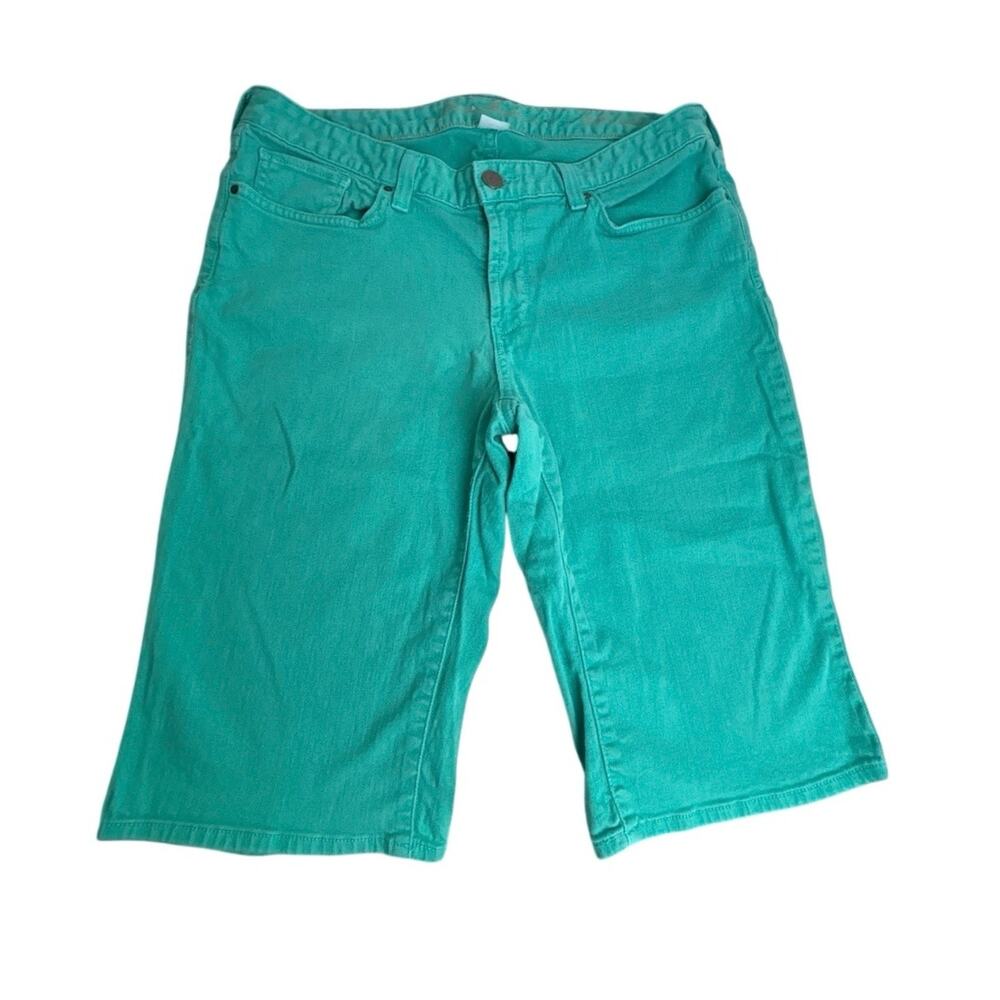 Eddie Bauer Slightly Curvy Shorts Size 12 Green Bermuda Stretch Casual Summer